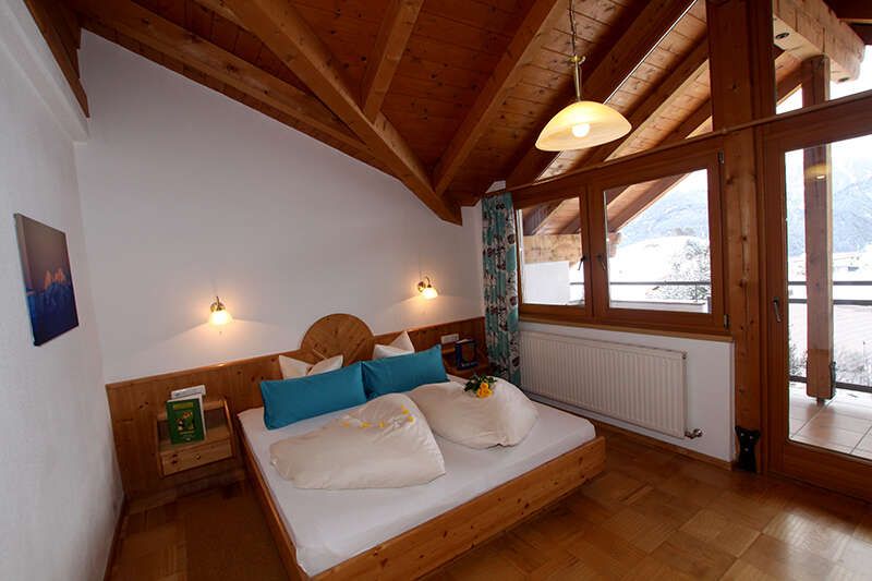 Schlafzimmer mit Balkon im Appartement Tusna 